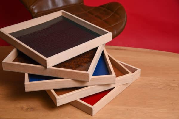 Collection de plateaux de présentation carrés en bois massif avec fonds amovibles